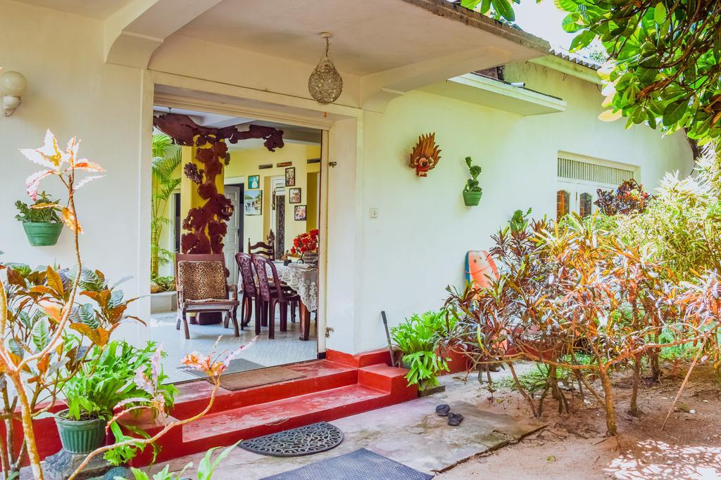Shammie Guest House Хиккадува Экстерьер фото